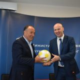 Osnovnim školama 7.000 lopti na poklon 15