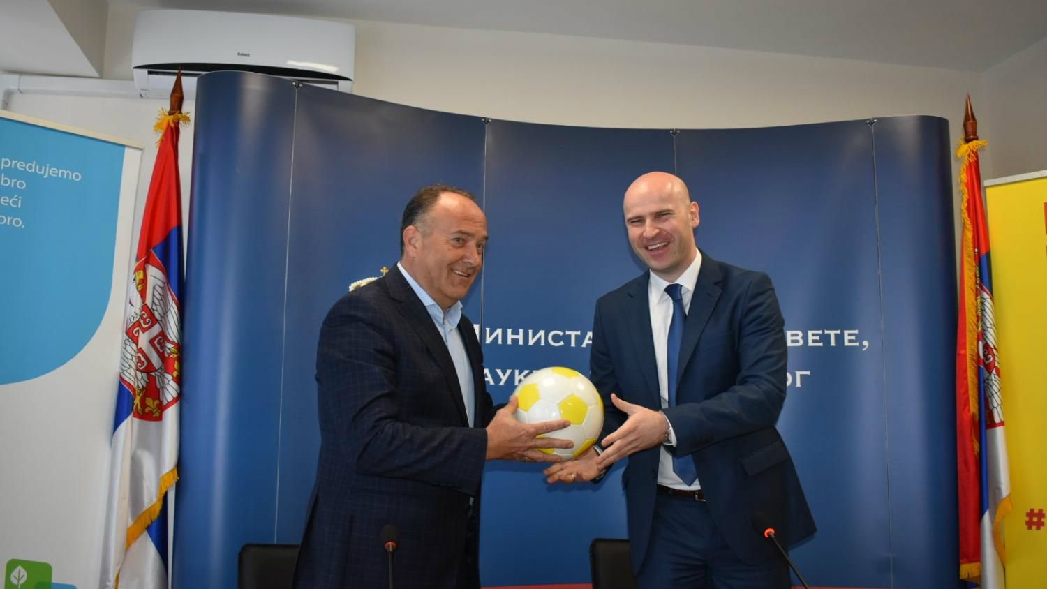 Osnovnim školama 7.000 lopti na poklon 1