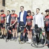 Vučić ispratio bicikliste za Istanbul 7