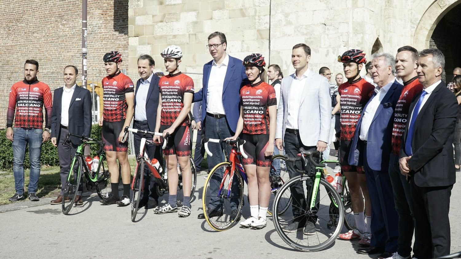 Vučić ispratio bicikliste za Istanbul 1