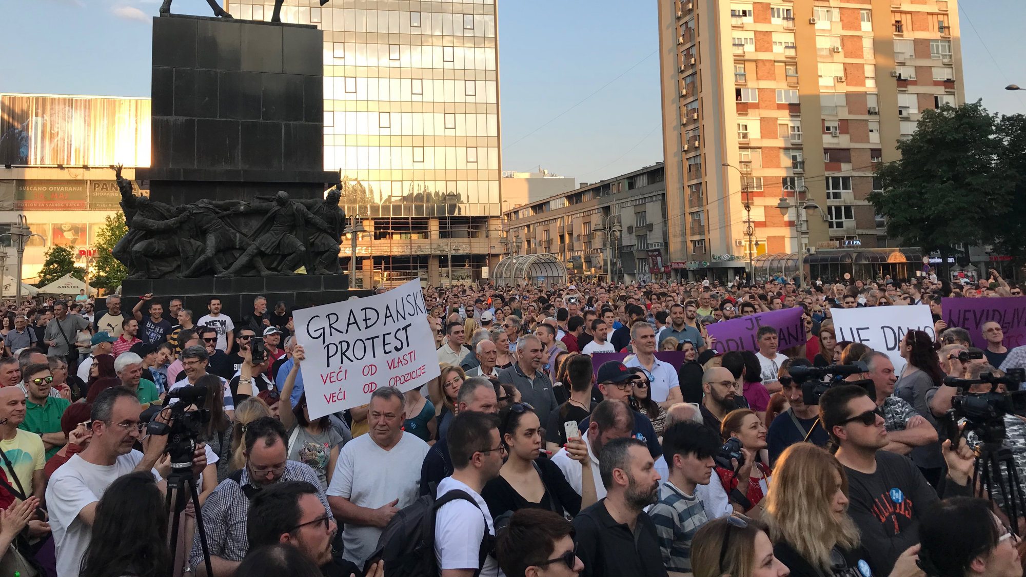 Više od deset hiljada građana na protestu “Ne damo niški aerodrom“ (FOTO) 1 Više od deset hiljada građana na protestu “Ne damo niški aerodrom“ (FOTO) 1
