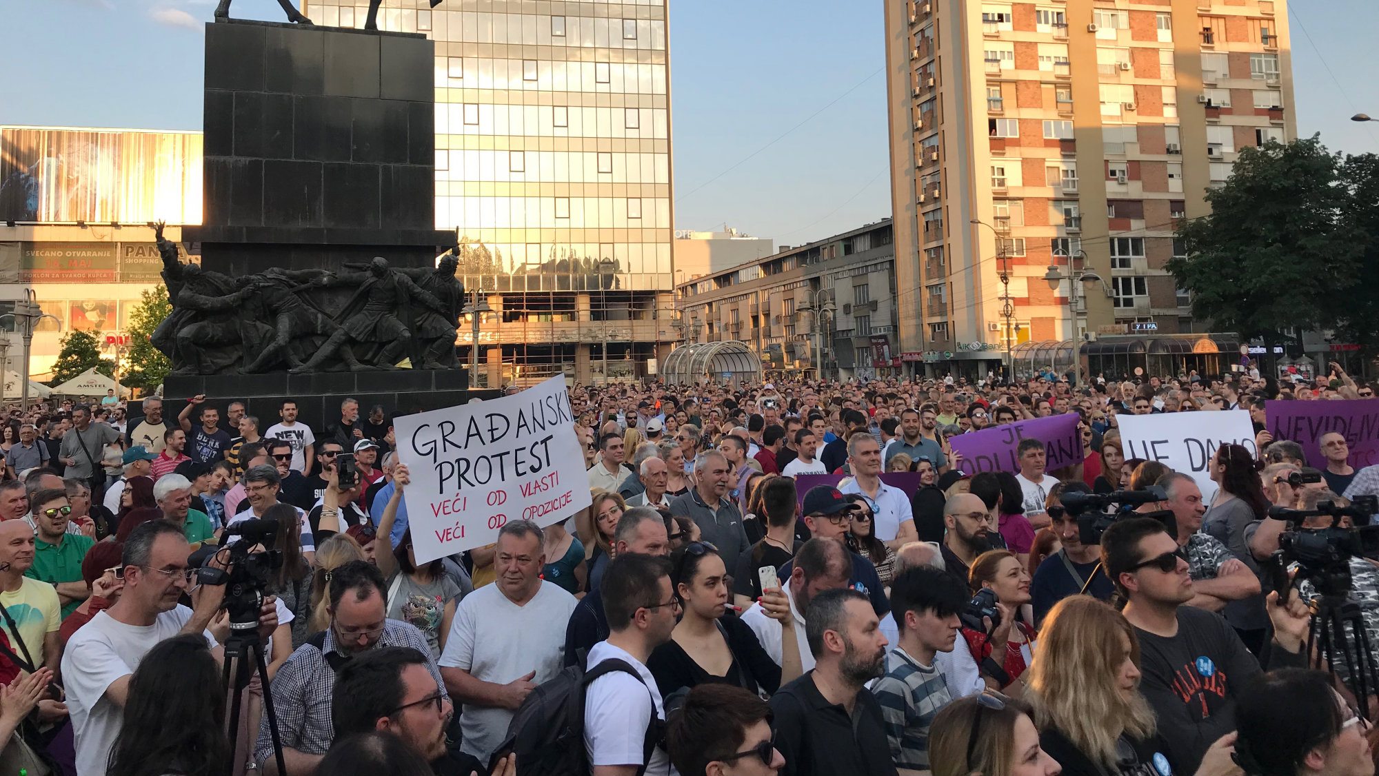 Više od deset hiljada građana na protestu “Ne damo niški aerodrom“ (FOTO) 1