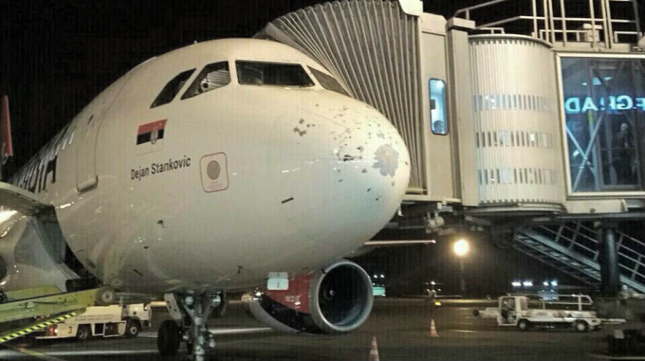 Pilot Er Srbije od Brisela do Beograda leteo sa ispucalim staklom 1