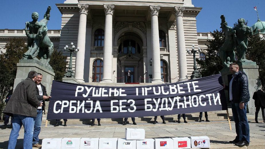 Prosvetari traže pravo na potpunu obustavu rada 1