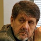 Plamičak sveće u gustom mraku 11