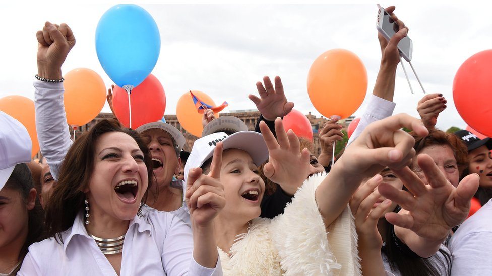 Pašinjanove pristalice okupljene na trgu u centru Jerevana čekaju rezultate glasanja u parlamentu za izbor novog premijera