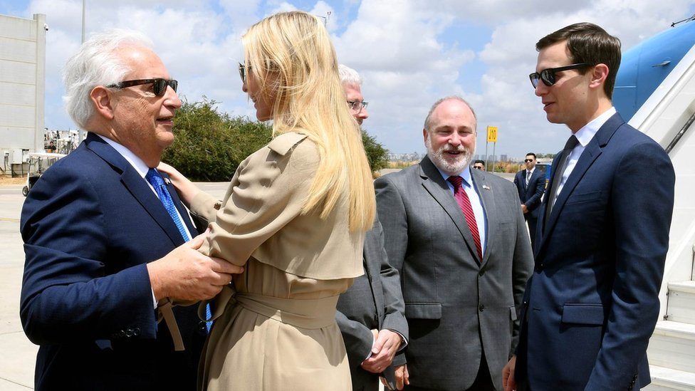 Ivanka Tramp se pozdravlja s američkim ambadadorom Dejvidom Fridmenom, pored je njen suprug Džered Kušner na aerodromu Ben Gurion u Tel Avivu
