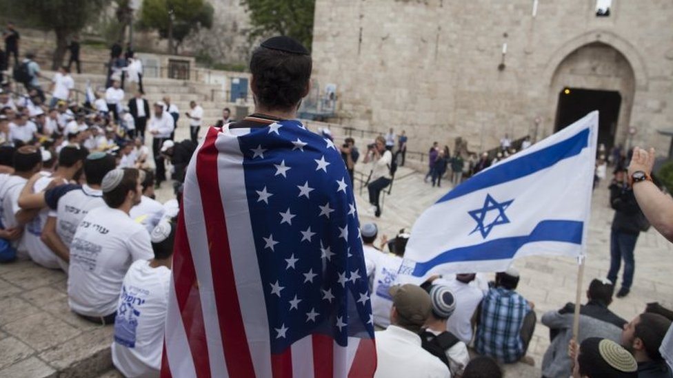 Izraelac s američkom zastavom u Jerusalimu