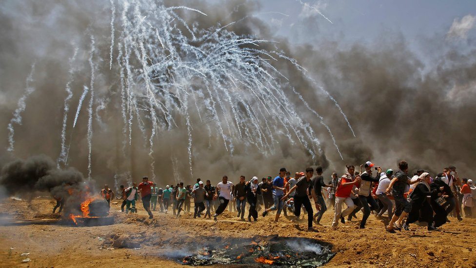 Palestinci beže od suzavca koji su bacile izraelske snage