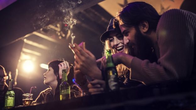 Dvoje ljudi za šankom