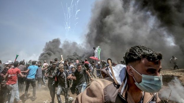 Palestinski demonstranzi beže od suzavca ispaljenog iz izraelskih bespilotnih letelica