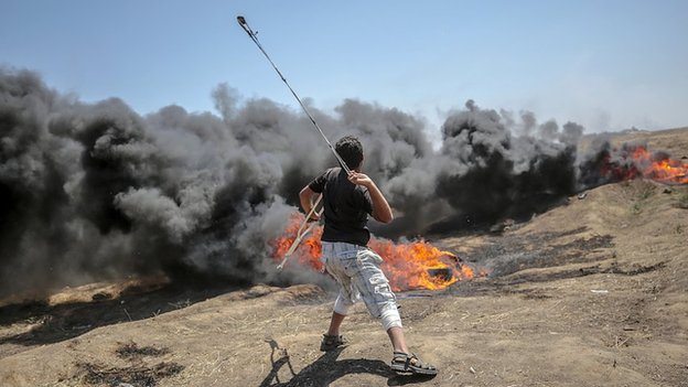 Palestinski demonstrant lansira kamen iz improvizovanog katapulta