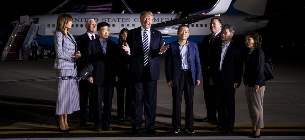 Američki predsednik Tramp i zatvorenici oslobođeni iz Severne Koreje
