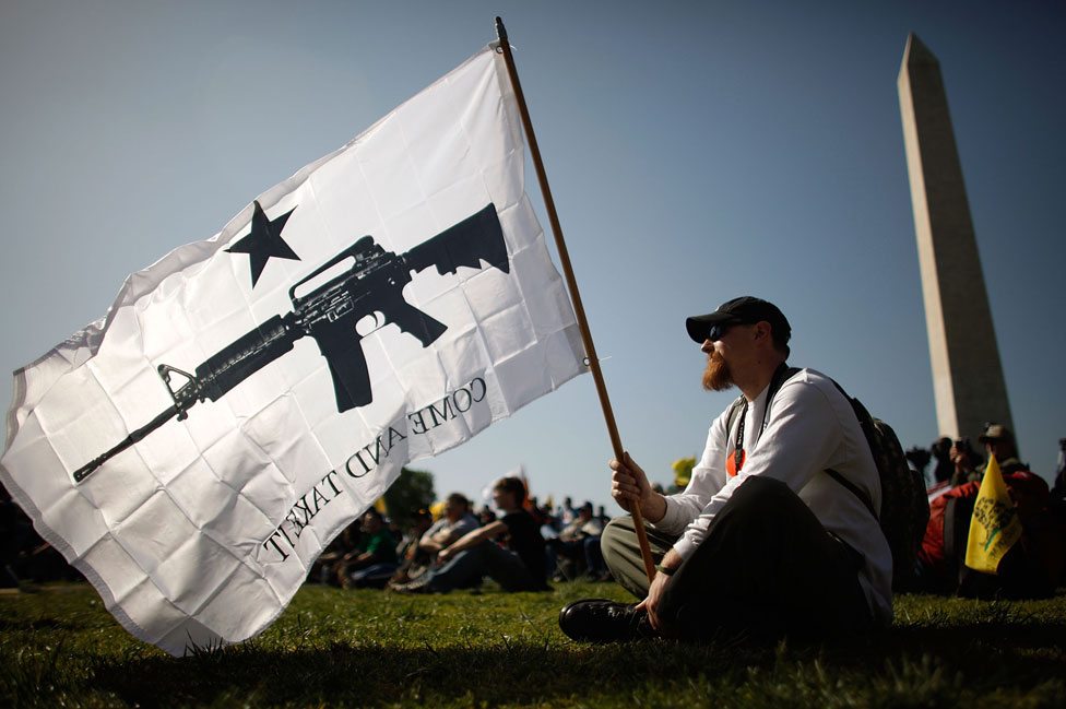 Kejtlin Benet: Zašto je ponela pušku na slikanje za maturu 1 Demonstrant, zagovornik prava na oružje