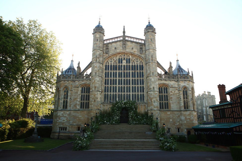 Cvetni aranžmani ukrašavaju Zapadna vrata i stepenice kapele Svetog Đorđa u zamku Vindzor za venčanje princa Harija i Megan Markl
