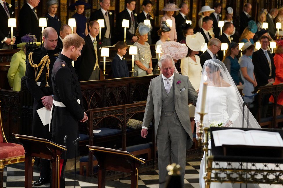 Princ Hari gleda mladu, Megan Markl, dok prilazi oltaru u pratnji princa od Velsa