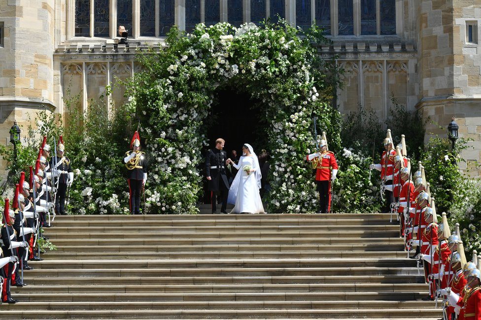 Princ Hari i Megan Markl izlaze iz kapele Svetog Đorđa u zamku Vindzor posle venčanja.