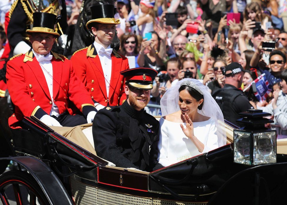 Princ Hari, vojvoda od Saseksa, i vojvotkinja od Saseksa u Askot Landau kočiji u svadbenoj povorci posle venčanja
