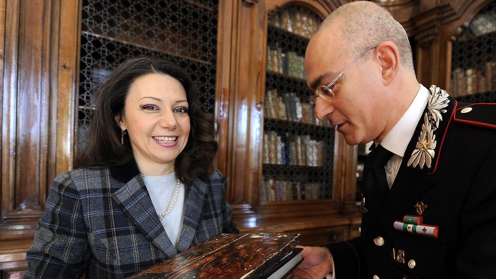 Rašković Ivić prima ikonu od karabinjera, Rim, 26. februar 2009. godine