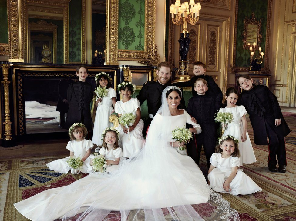 Grupna fotografija princa Harpija i Megan, okruženih deverušama i paževima