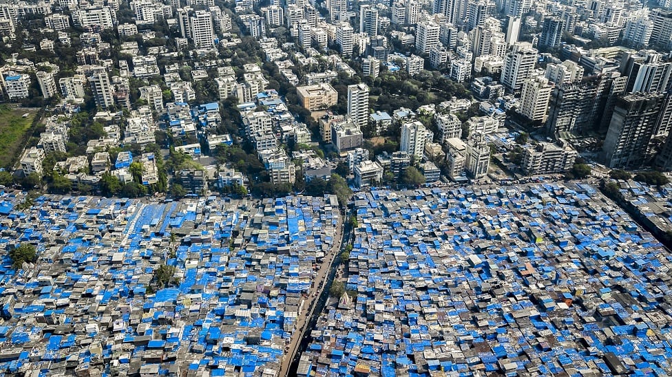 Mumbaj, Indija - plave cirade na krovovima štite od monsuna