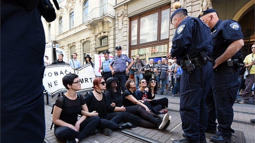 Učesnice „Hoda za slobodu" pokušavaju da zaustave učenike "Hod za život" u centru Zagreba, maj 2018. godine