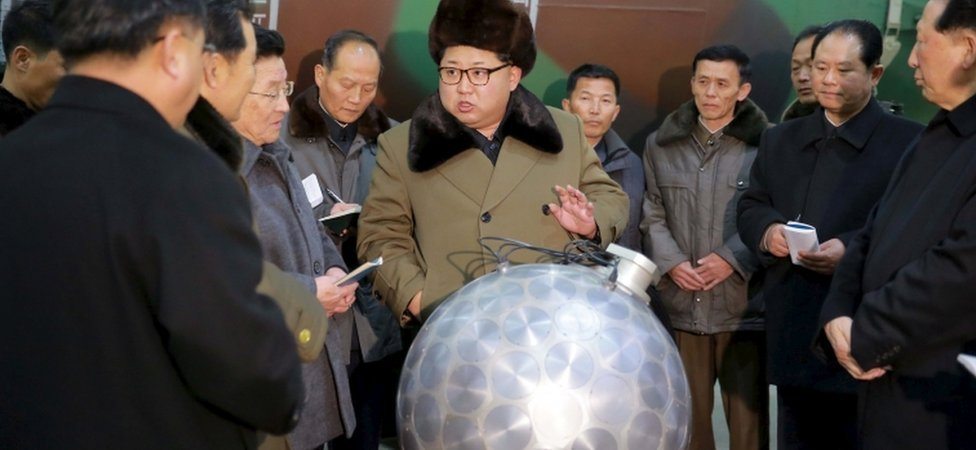 Severnokorejski lidel Kim Džong Un pregledava nešto za šta se tvrdi da je minijaturno nuklearno oružje
