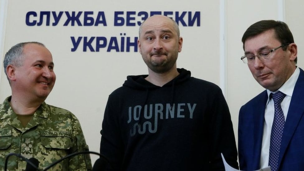 Arkadij Babčenko (u sredini) na konferenciji za medije u Službi bezbednosti u Kijevu, 30. maj 2018.