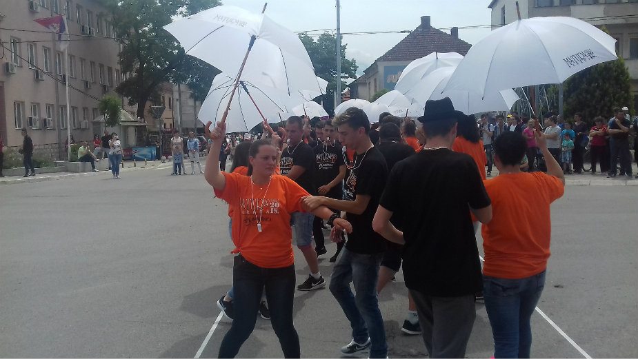 Babušnički maturantni po šesti put plesali maturski ples 1