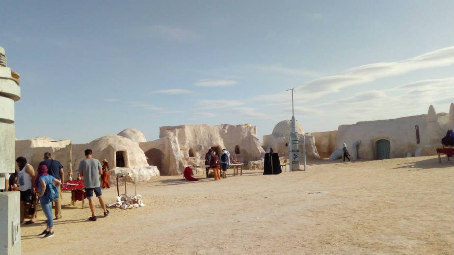 Tunis: Za ljubitelje lepinja i SF filmova 1