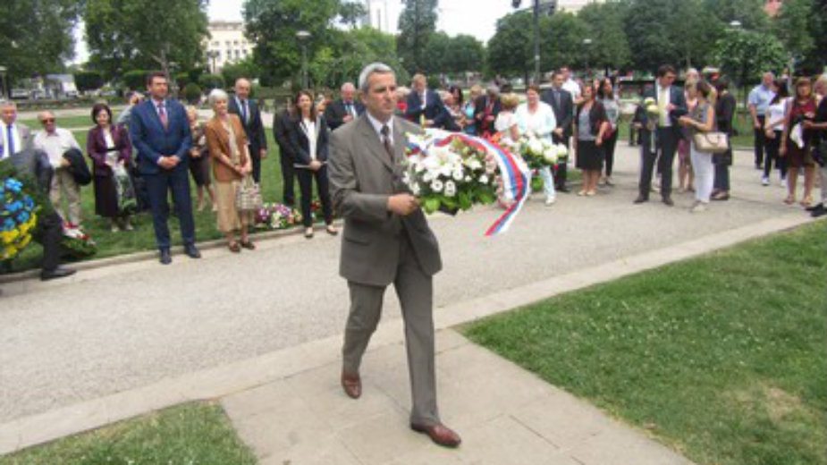 Mladenović postavio vence na spomenik Ćirilu i Metodiju 1