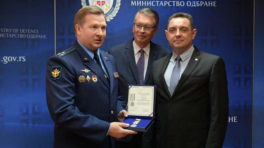 Vulin uručio izaslaniku odbrane Ruske Federacije Vojnu spomen medalju 1