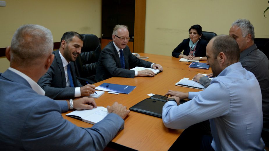 Članovi tima za ZSO sa šefom Misije OEBS-a 1 Članovi tima za ZSO sa šefom Misije OEBS-a 1