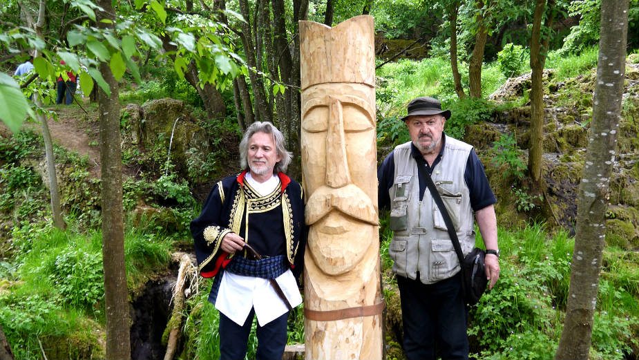 Crne zmije i motorne pile 1