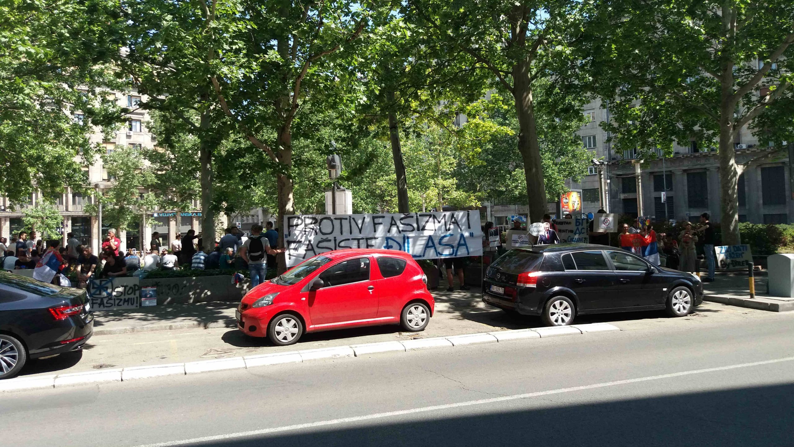 Ispred gradske skupštine protest protiv Đilasa 1