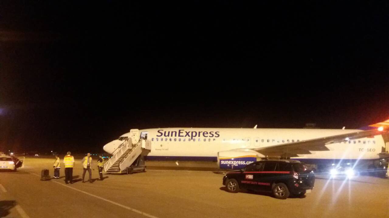 Vanredno sletanje zbog problematičnog putnika 1 Vanredno sletanje zbog problematičnog putnika 1