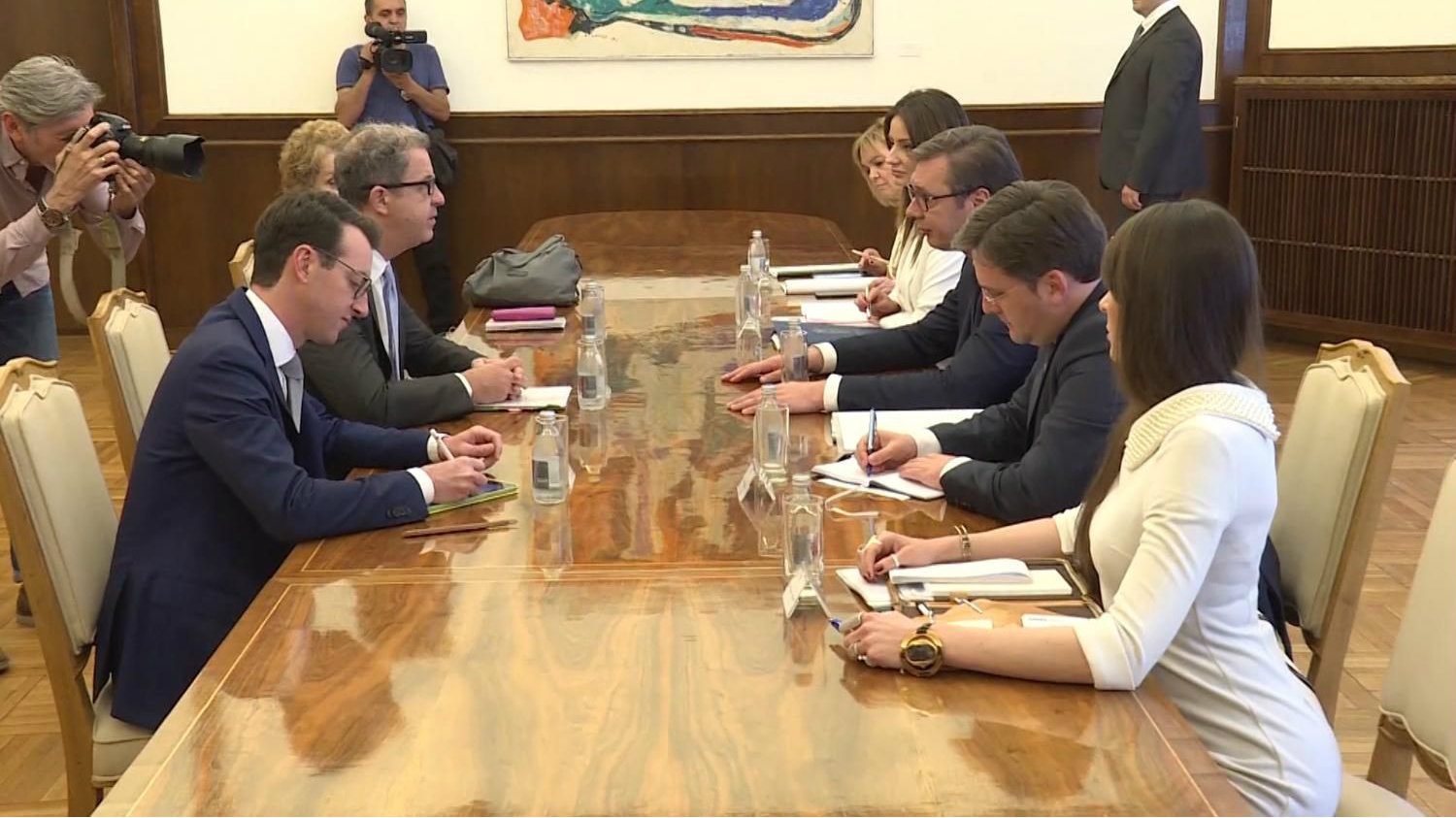 Vučić i Bramerc: Ubrzati aktivnosti za privođenje osumnjičenih za ratne zločine 1