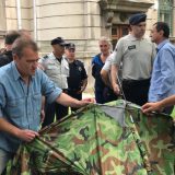 Komunalna policija dva puta sprečila postavljanje šatora 13