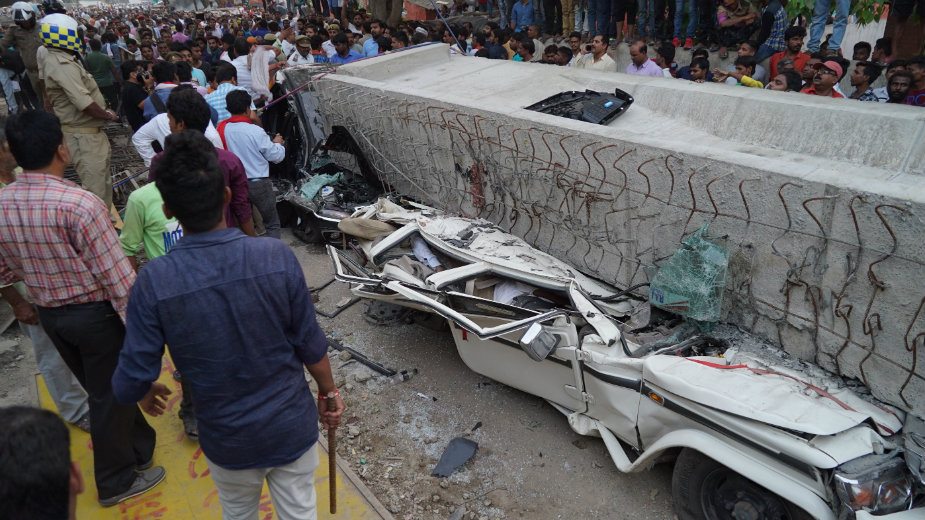 Pao nadvožnjak u Indiji - 18 stradalo, oko 50 ostalo zarobljeno 1
