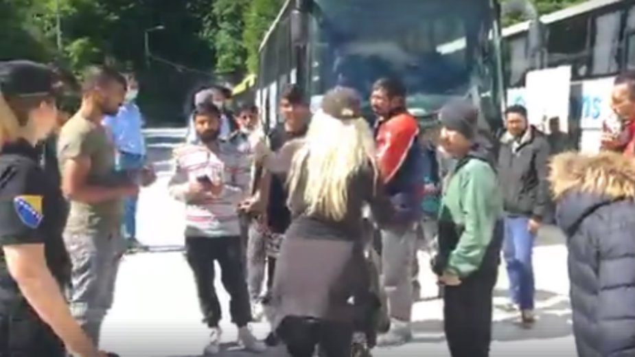 Blokiran konvoj sa izbeglicama 1