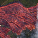 Vulkanska lava teče ka okeanu 1