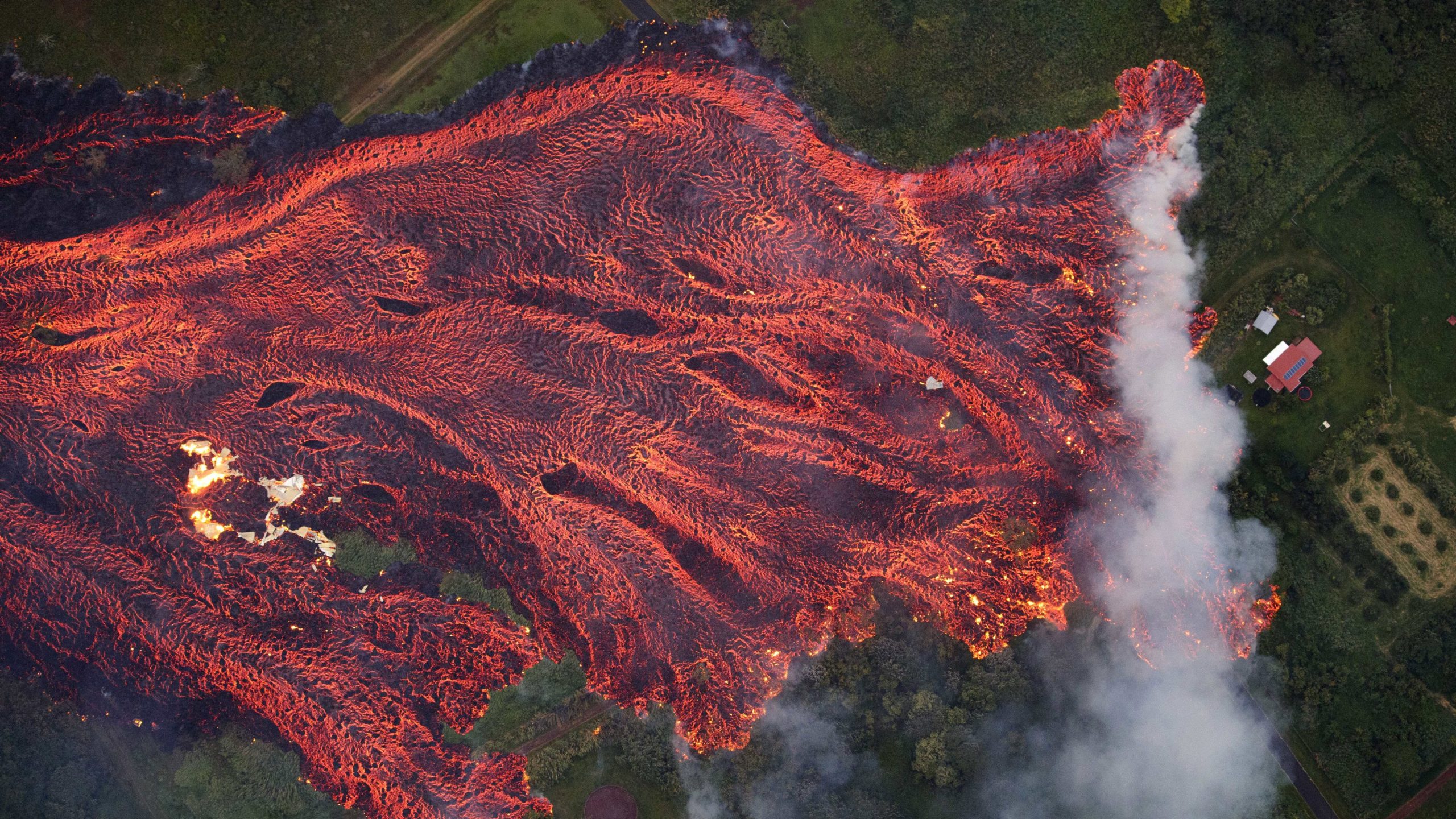 Vulkanska lava teče ka okeanu 1
