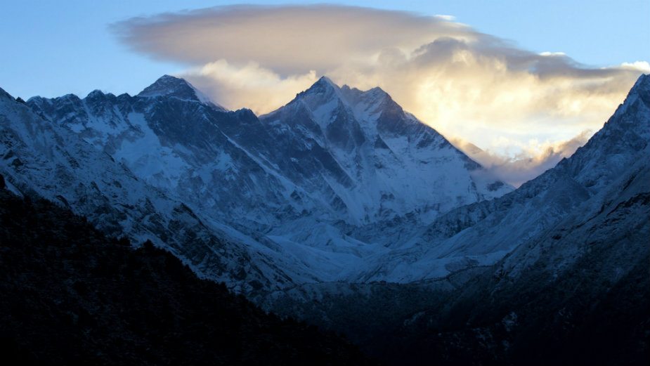 Najmanje pet osoba nastradalo u padu helikoptera kod Mont Everesta 1