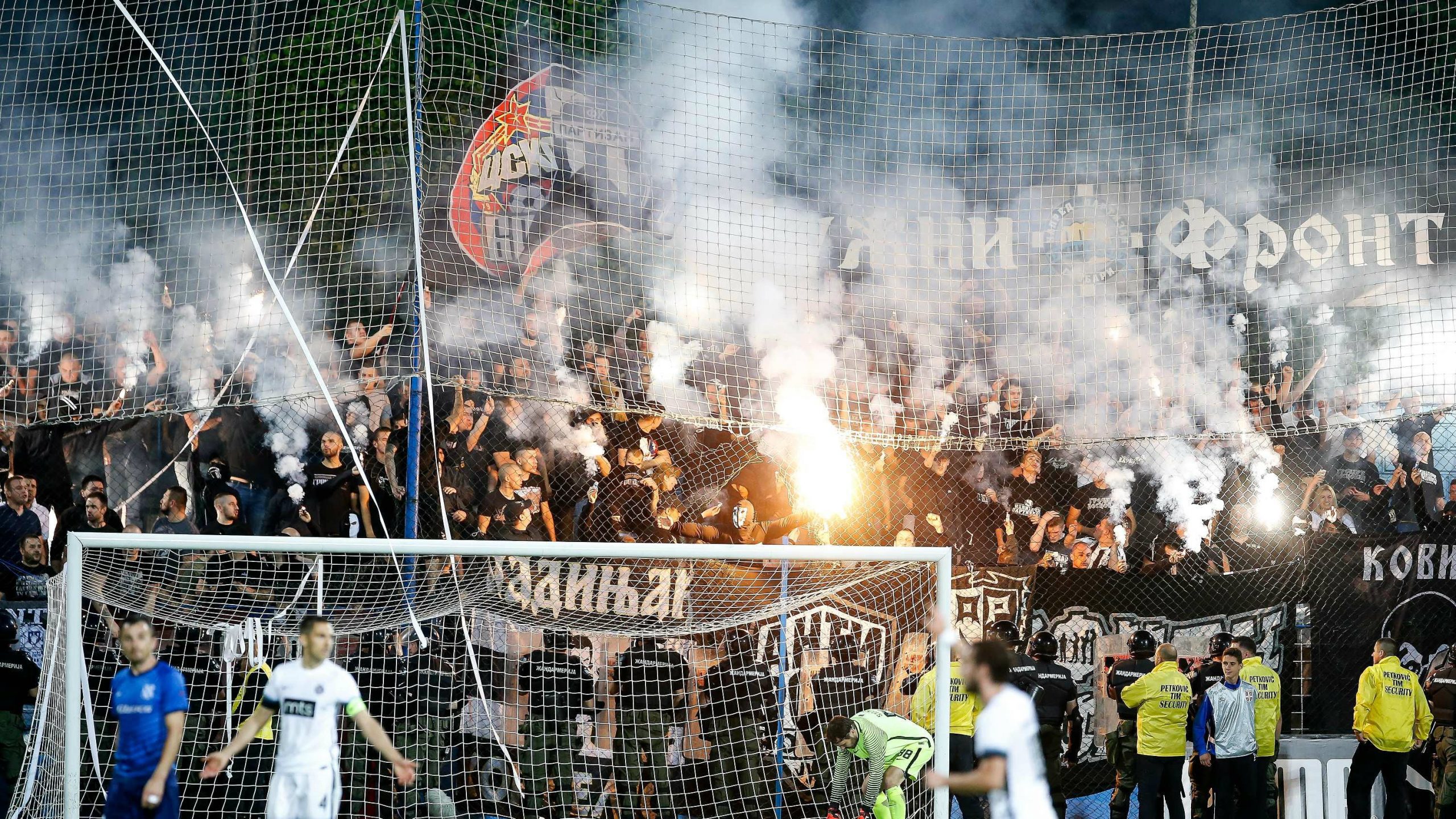 Više od hiljadu policajaca obezbeđivalo navijačke grupe Partizana 1