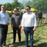 Nikodijević i Antić obišli sugrađane koji proslavljaju 1. maj 15