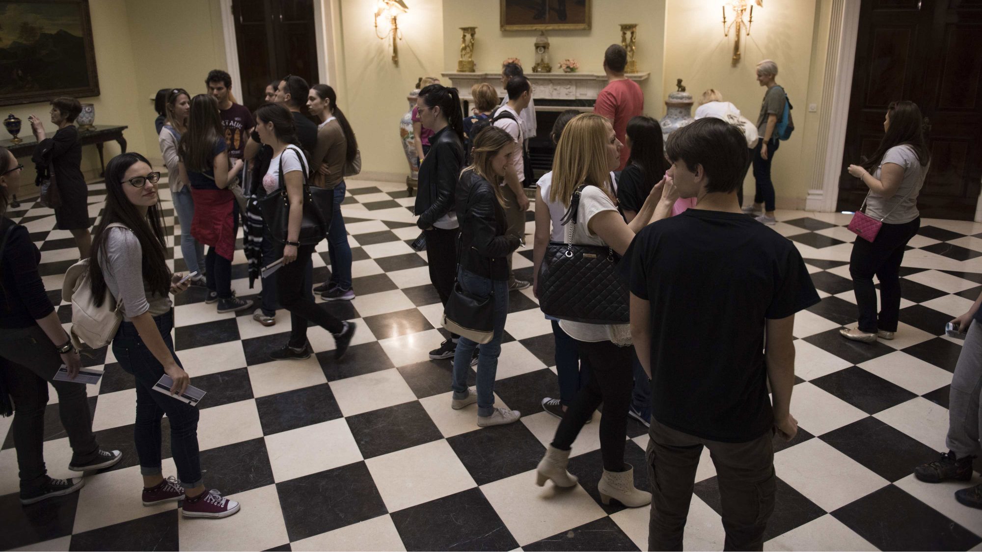 Muški akt, hrabre žene, ulična umetnost ili Nemanjići 1