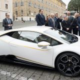 Papa prodaje svoj Lamborghini, novac za humanitarne svrhe 2