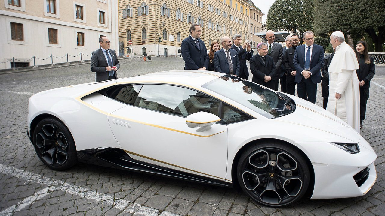Papa prodaje svoj Lamborghini, novac za humanitarne svrhe 1