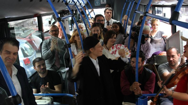 Predstava "Ne/vidljivi grad Beograd” odigrana u autobusu, prisustvovao Fabrici 1