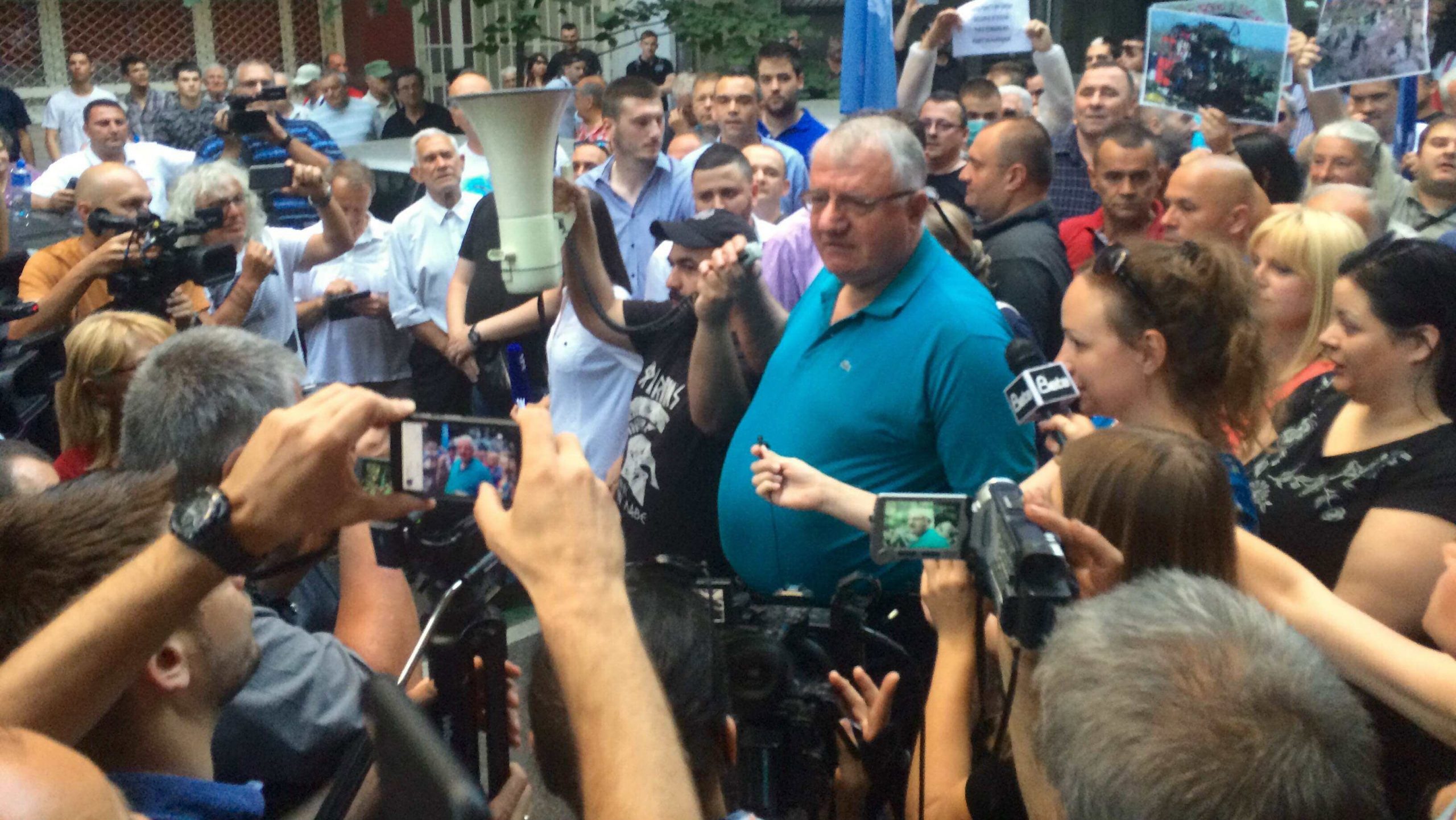 “Mirdita, dobar dan” pod opsadom policije 1